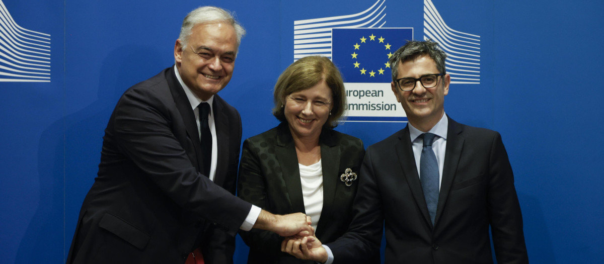 Félix Bolaños y Esteban González Pons, con la comisaria europea