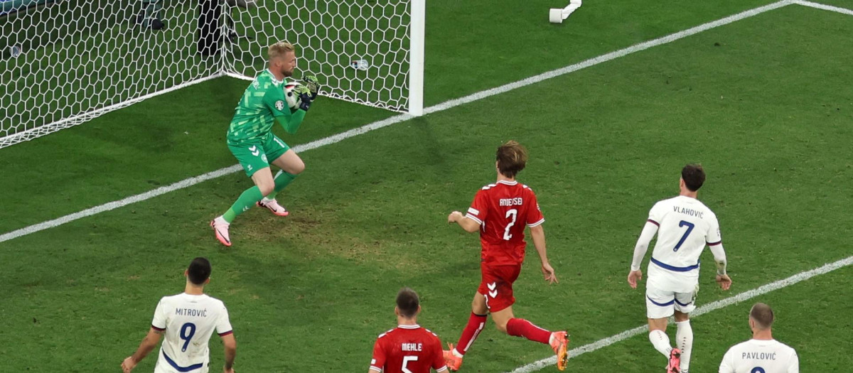 Dinamarca y Serbia empataron sin goles en un partido cargado de tensión