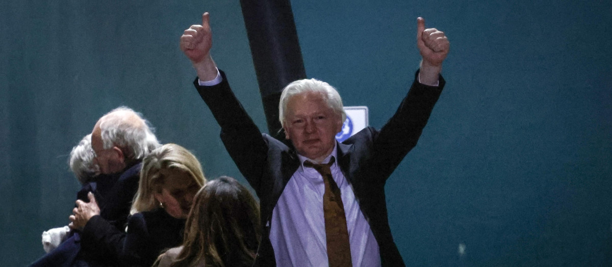 El fundador de WikiLeaks, Julian Assange, levanta el pulgar después de llegar al aeropuerto de Canberra, en Australia