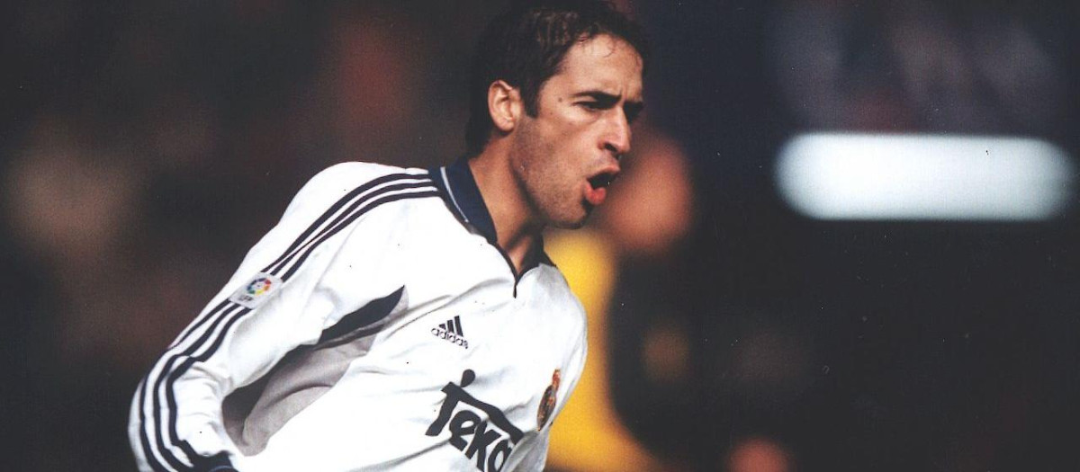 Raúl González con una camiseta mítica del Real Madrid