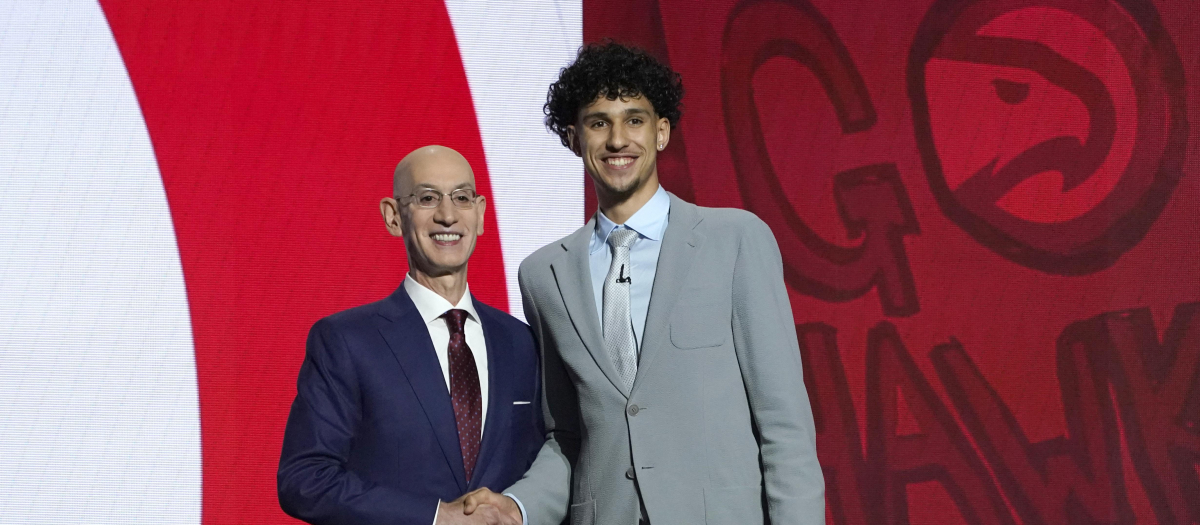 Zaccharie Risacher, a la derecha, número uno del draft de la NBA 2024