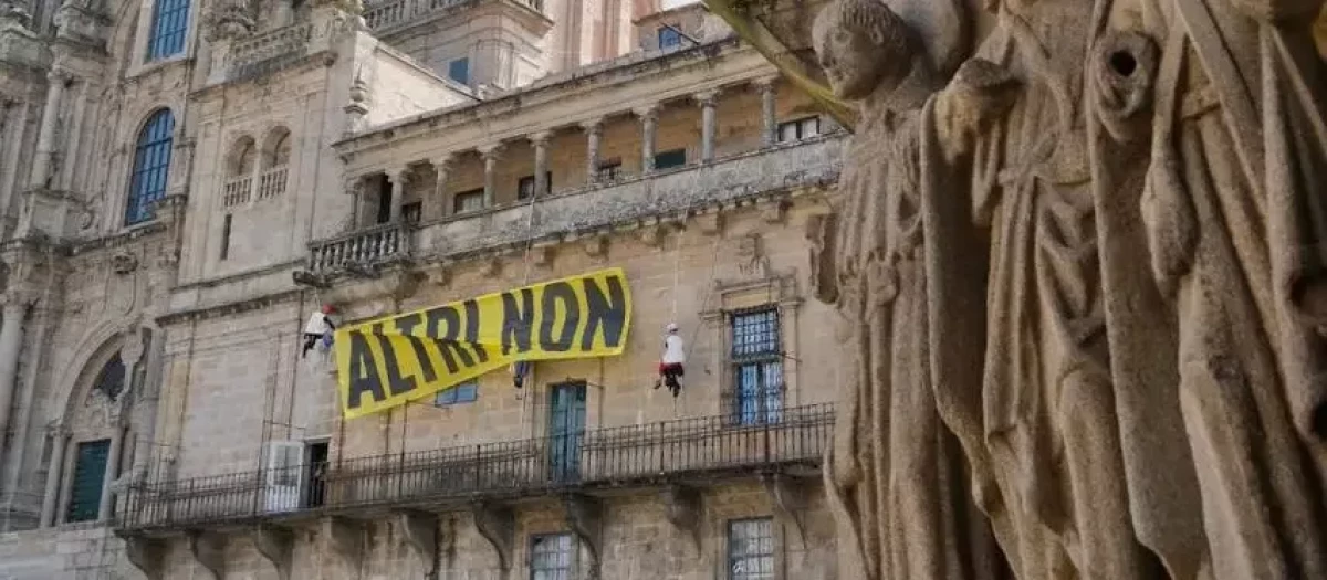 Pancarta desplegada por Greenpeace