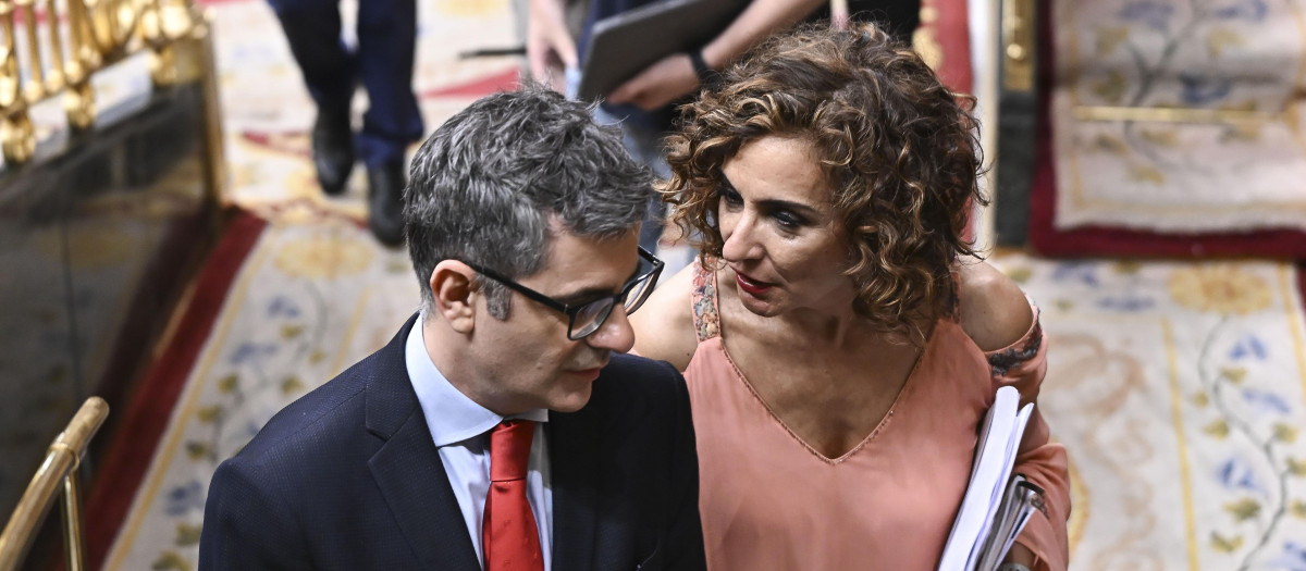 La vicepresidenta Montero y el ministro Bolaños saliendo del Pleno del Congreso