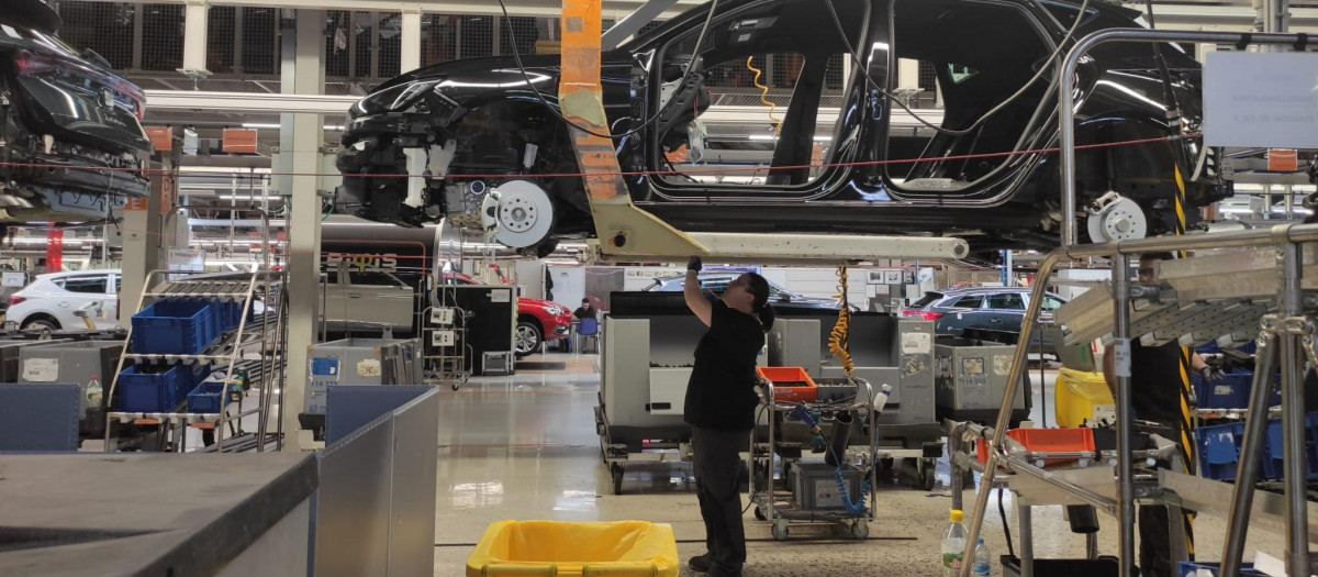 Un operario trabaja en la fábrica de Seat, en Martorell