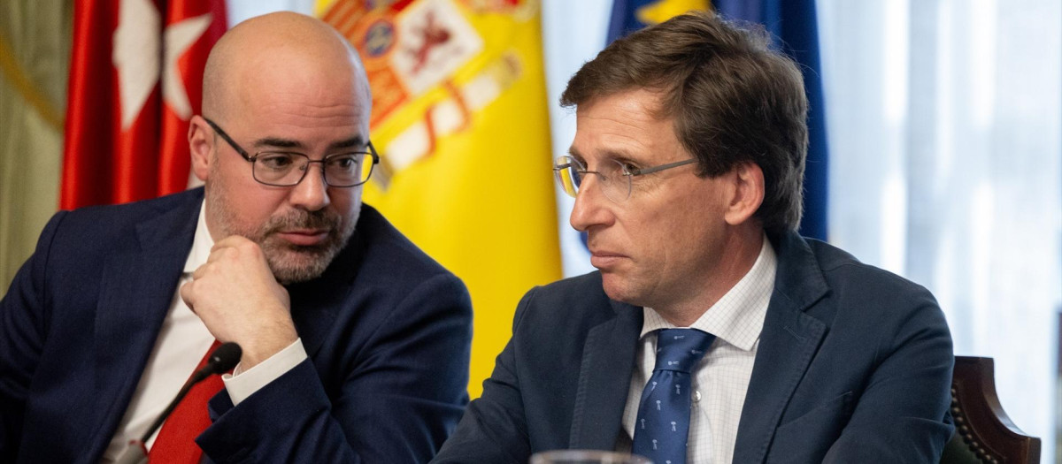 José Luis Martínez-Almeida y el delegado del Gobierno, Francisco Martín