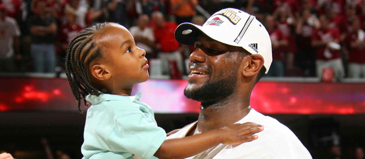 LeBron James junto a su hijo Bronny, hace unos años