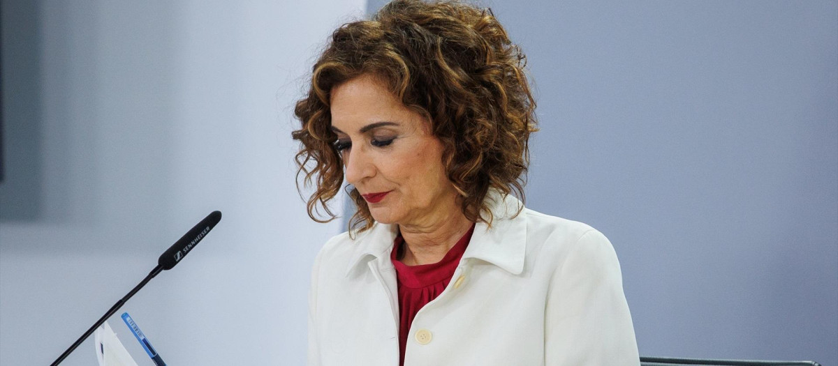 La vicepresidenta primera y ministra de Hacienda, María Jesús Montero, durante una rueda de prensa.