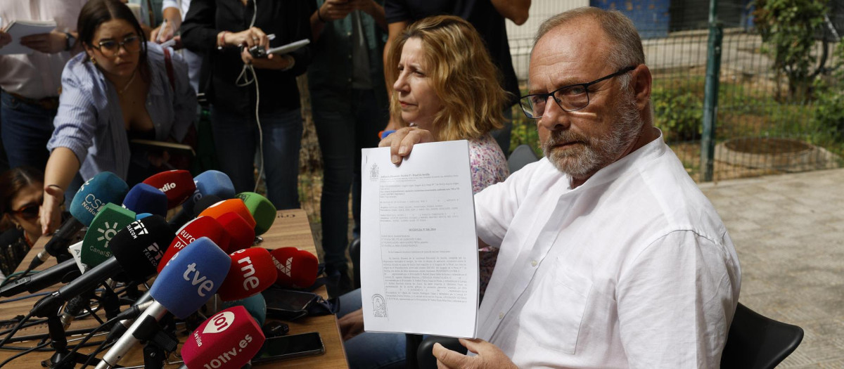 Antonio del Castillo junto a Eva Casanueva, los padres de la joven Marta, asesinada en Sevilla en enero de 2009, muestra la absolución de falso testimonio del Cuco y su madre