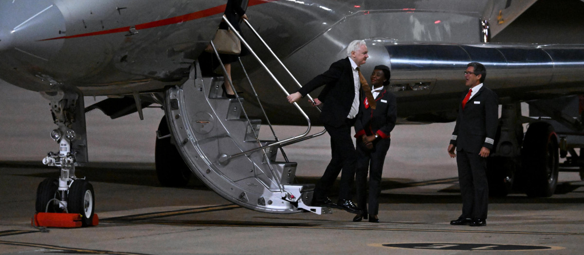 Julian Assange aterrizando en el aeropuerto de Caberra (Australia)