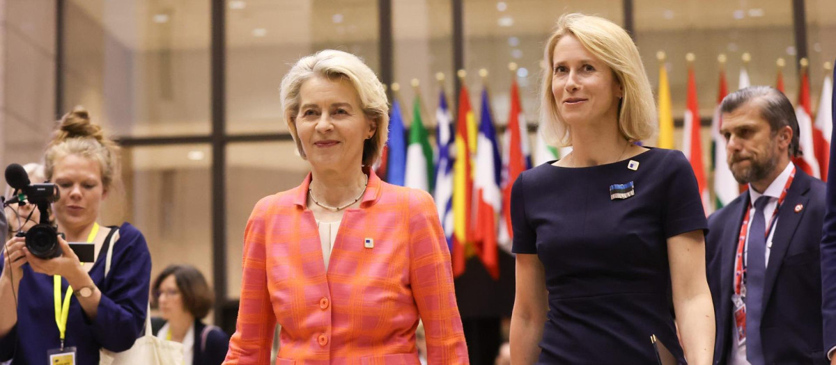 Brussels (Belgium), 28/06/2024.- European Commission President Ursula von der Leyen (L) and Estonia's Prime Minister Kaja Kallas on the way to a news conference at the end of European Council in Brussels, Belgium, 28 June 2024. EU leaders are gathering in Brussels for a two-day summit to discuss the Strategic Agenda 2024-2029, the next institutional cycle, Ukraine, the Middle East, competitiveness, security and defense, among other topics. (Bélgica, Ucrania, Bruselas) EFE/EPA/OLIVIER HOSLET / POOL