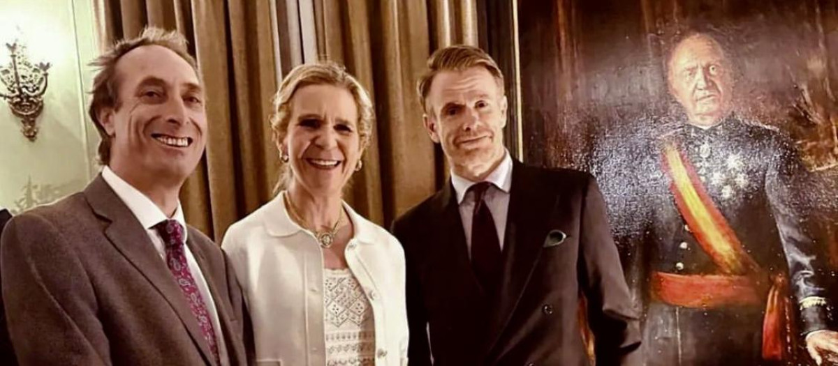 La Infanta Elena y Alfonso Zurita con el pintor ante el retrato de Don Juan Carlos