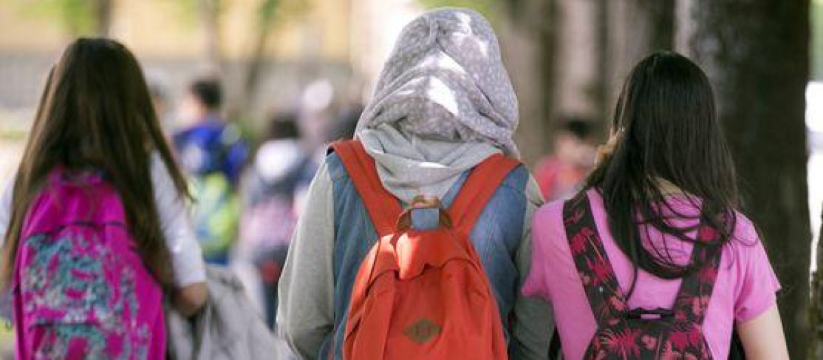 Una niña utiliza un hiyab en clase