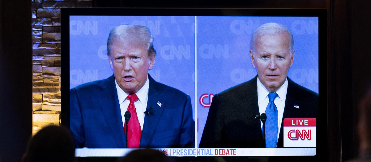 Un grupo de votantes de Chicago ve el debate entre Trump y Biden emitido por la CNN