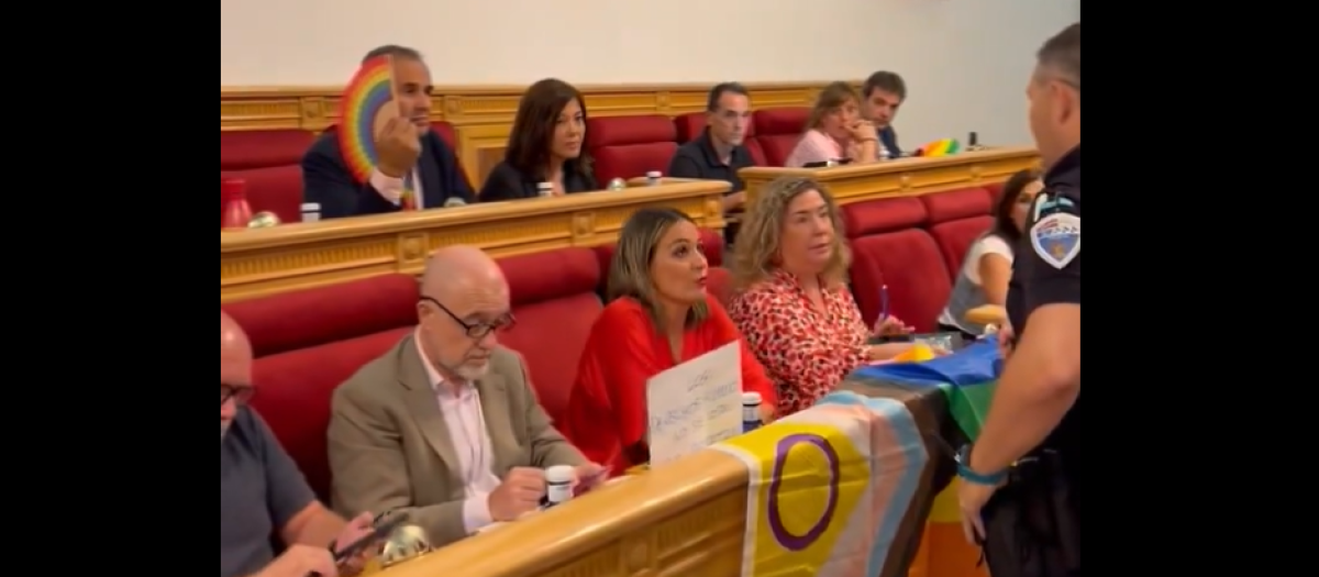Un agente de la Policía Local de Toledo retira la bandera LGTB del Ayuntamiento