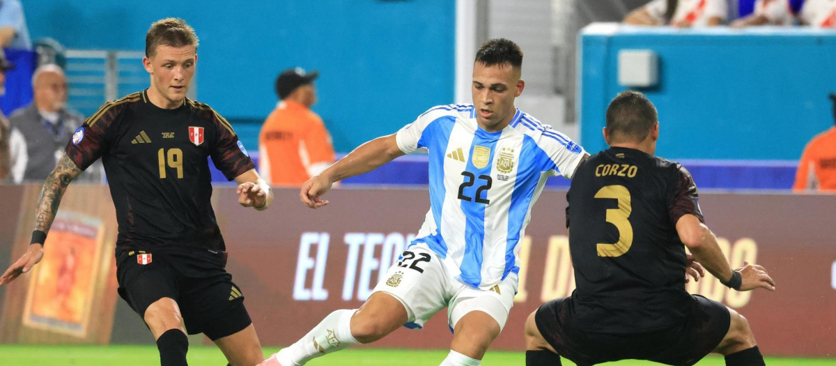 Lautaro anotó los dos goles de Argentina ante Perú