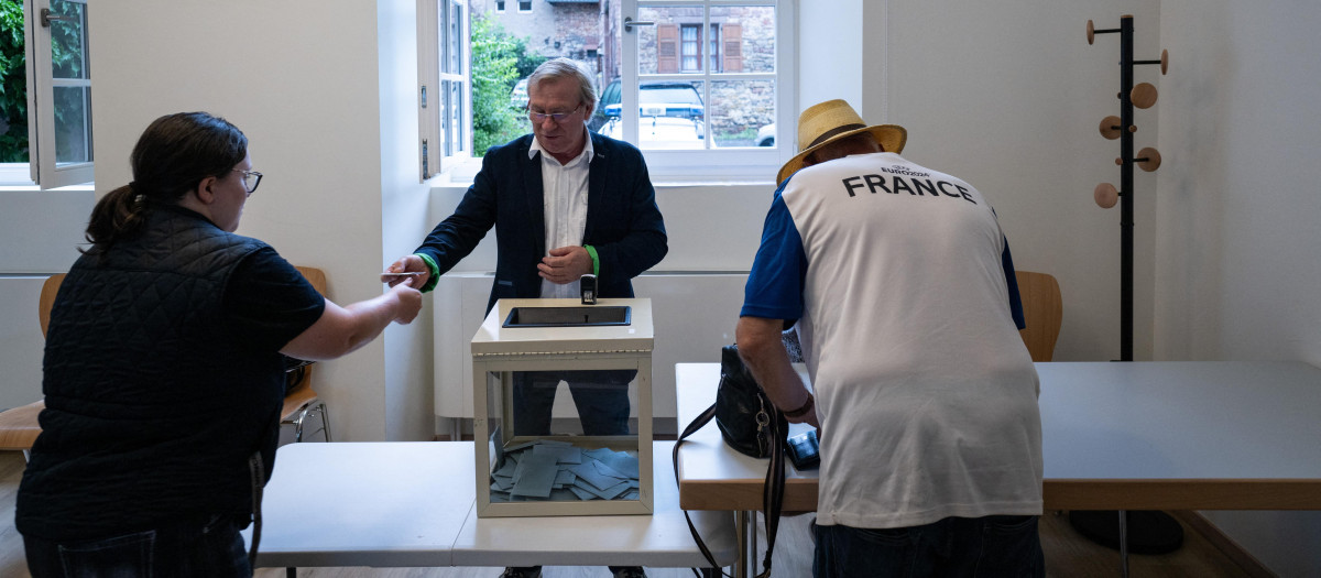 Votantes franceses emiten su voto en la primera vuelta de las elecciones legislativas
