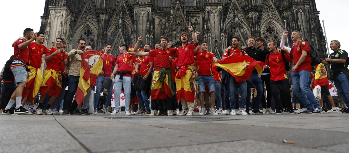 Seguidores de la selección de fútbol de España posan este domingo en Colonia