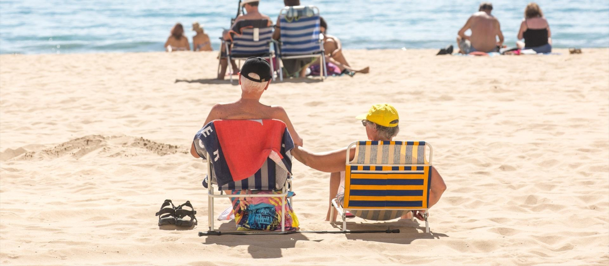 Turistas en la playa de Poniente de Benidorm