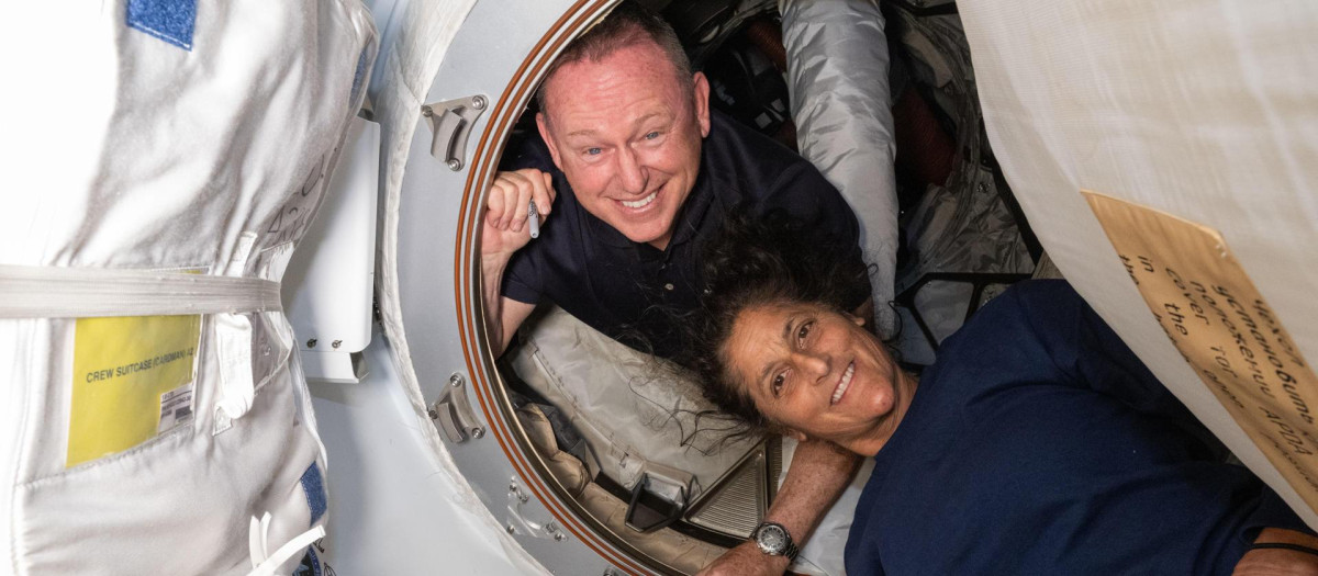 Los astronautas 'Butch' Wilmore y 'Suni' Williams posan para una foto el 13 de junio de 2024 en la EEI
