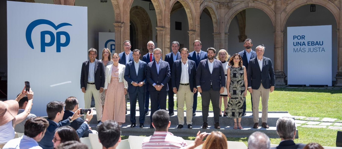 Los presidentes autonómicos y los consejeros junto a Feijóo