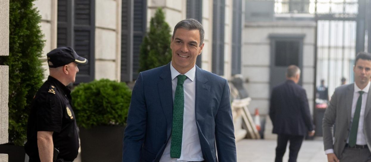 El presidente del Gobierno, Pedro Sánchez, llega a una sesión de control al Gobierno, en el Congreso