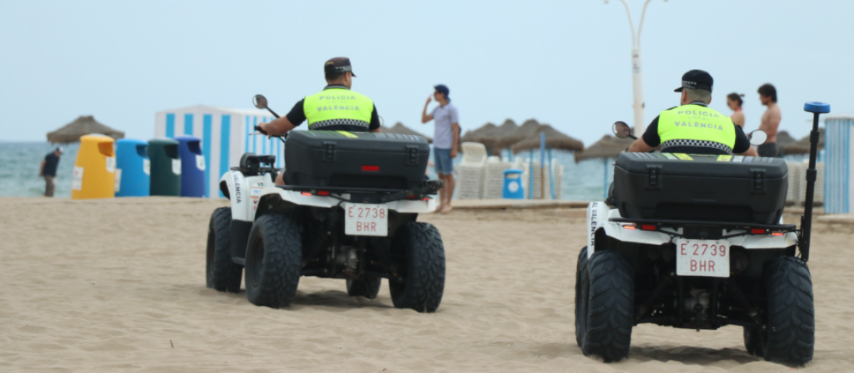 Una patrulla de la Policía Local de Valencia, en la playa de la Malvarrosa