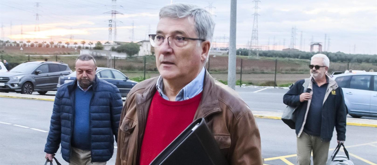 Miguel Ángel Serrano (c), ex director general de IDEA, en su ingreso en la prisión de Sevilla el 2 de enero de 2023