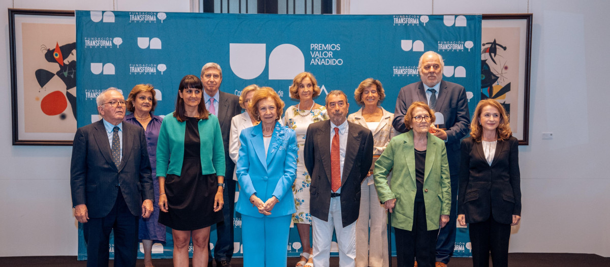 La Reina Sofía acompaña a los galardonados.