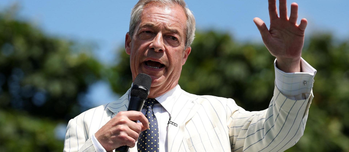 Maidestone (United Kingdom), 24/06/2024.- Reform UK leader Nigel Farage takes a selfie with a Reform UK supporter after speaking at an election campaign event in Maidstone, Kent, Britain, 24 June 2024. Britain will hold a general election 04 July. (Reino Unido) EFE/EPA/ANDY RAIN