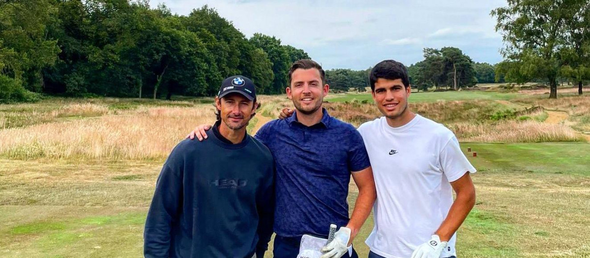 Carlos Alcaraz y Juan Carlos Ferrero jugando al golf en Wimbledon 2023