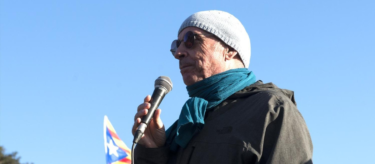 El cantante Lluis Lach actúa ante una multitud de personas corta la carretera de la AP-7 en La Jonquera (Girona),  una acción convocada por Tsunami Democràtic, en  La Jonquera /Girona /Catalunya (España), a 11 de noviembre de 2019.


La Jonquera (Alt Empordà) 11.11.2019. Corte de la AP-7 en la Jonquera por Tsunami Democràtic.Persona Personage en la foto Lluís Llach. Foto de Glòria Sánchez
Gloria Sánchez / Europa Press
(Foto de ARCHIVO)
11/11/2019