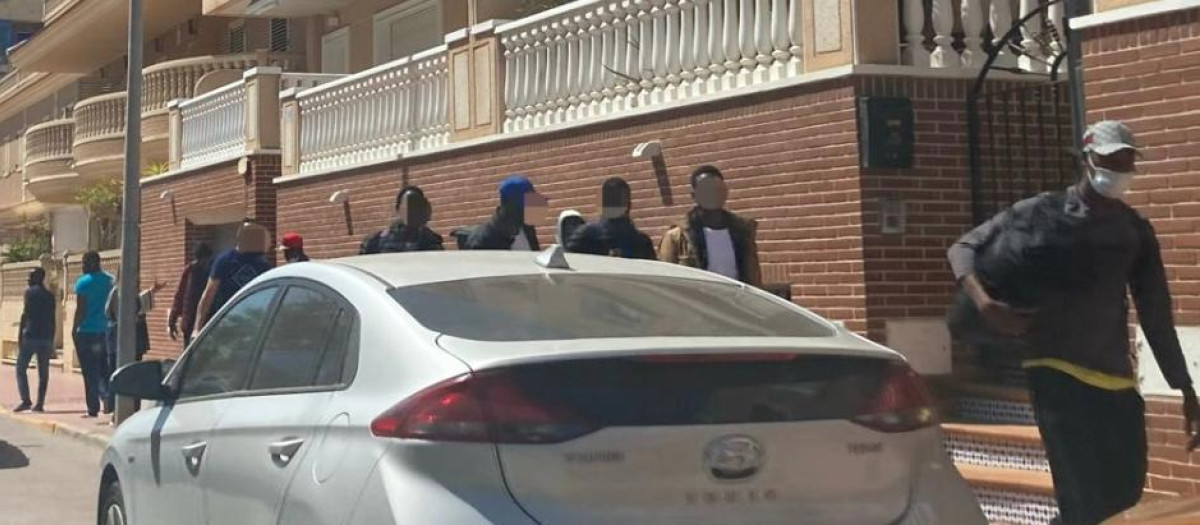 Grupo de extranjeros acogidos en Guardamar deambulando por el municipio