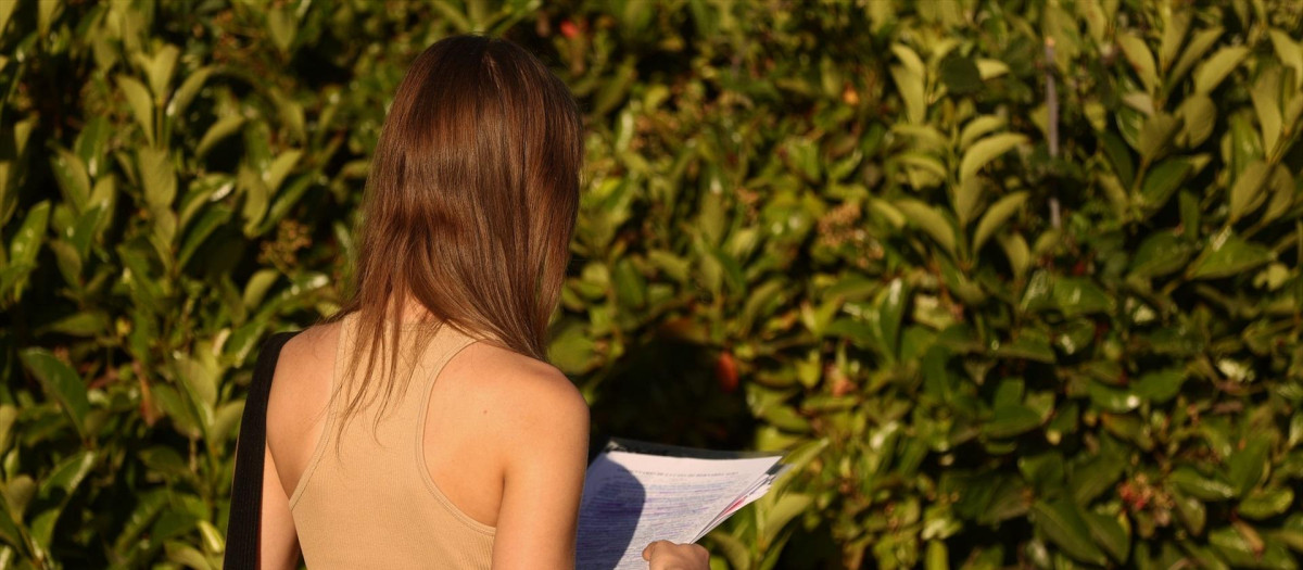 Una estudiante repasa sus apuntes antes de comenzar un examen