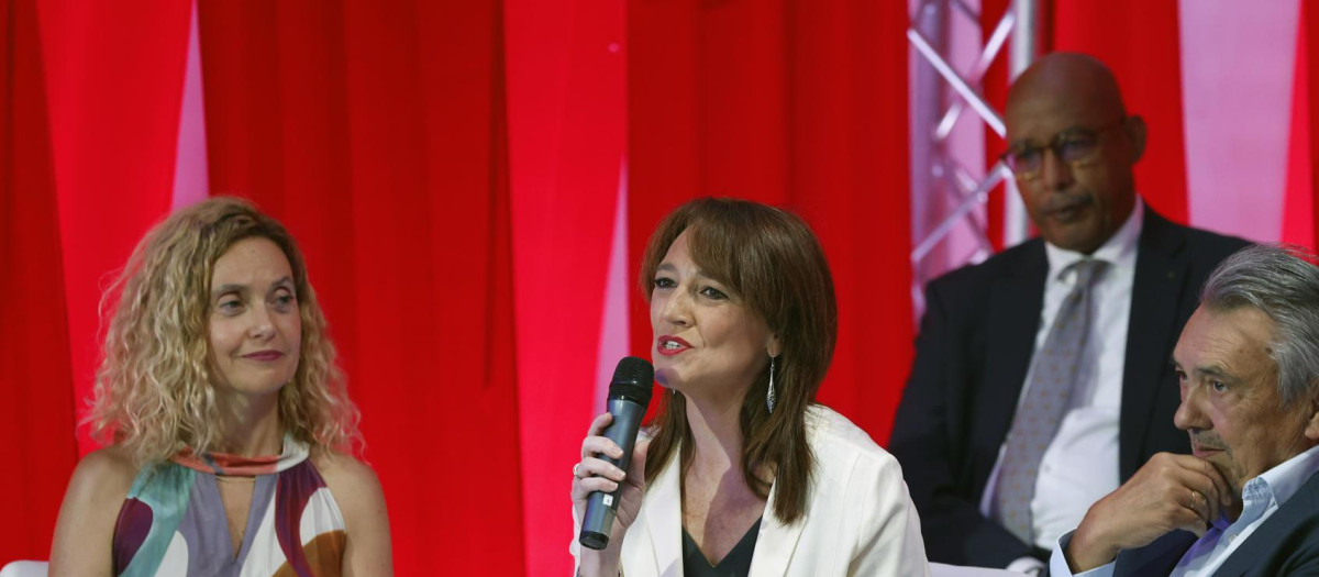 La expresidenta del Congreso Meritxell Batet, el el exprimer ministro de Níger, Ibrahim Hassane Mayaki y la socióloga Cristina Monge