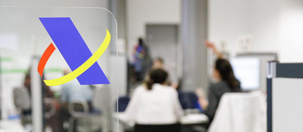 Varias personas son atendidas en la Agencia Tributaria.