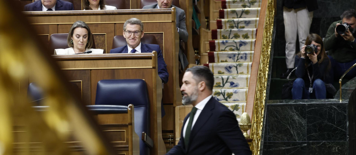 Santiago Abascal pasa delante de los escaños de Alberto Nuñez Feijóo y Cuca Gamarra en una sesión de control al Gobierno