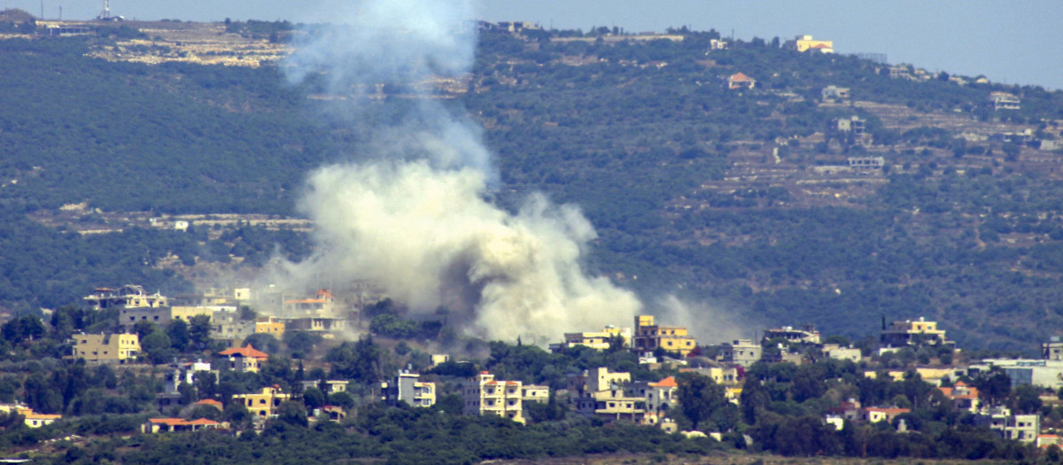 Columnas de humo tras el bombardeo israelí en la aldea de Shihin, en el sur del Líbano, cerca de la frontera con Israel
