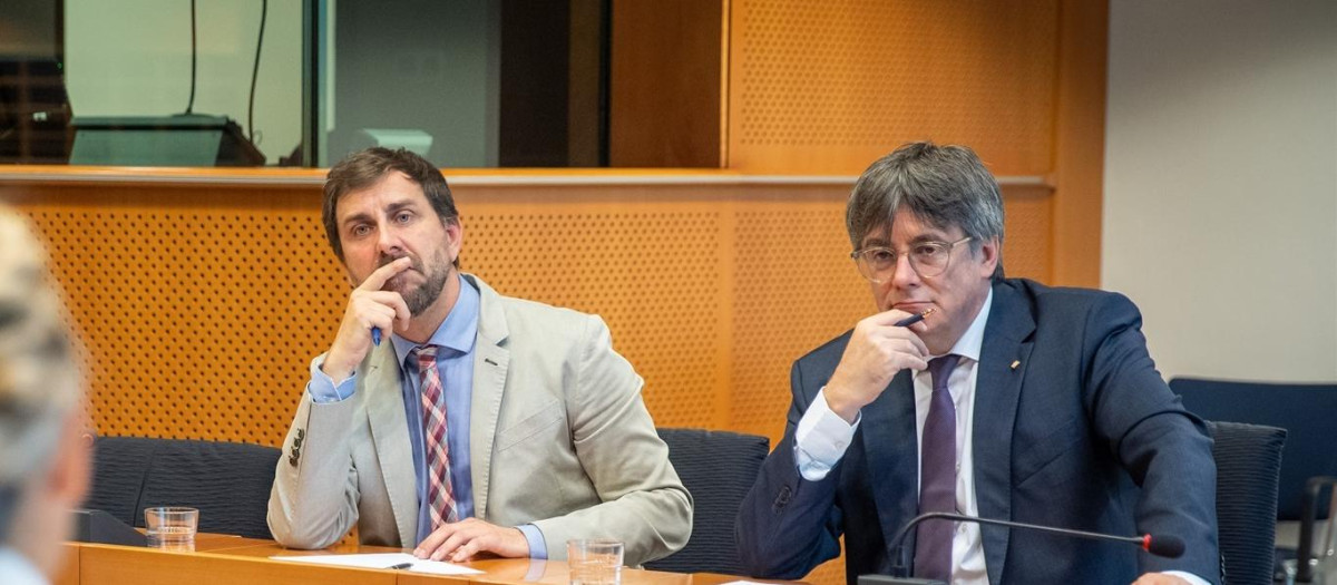 El líder de Junts y eurodiputado, Carles Puigdemont (d), y el eurodiputado Antoni Comín (i) durante un encuentro en el Parlamento europeo, a 4 de septiembre de 2023, en Bruselas (Bélgica). La vicepresidenta segunda del Gobierno y líder de Sumar se ha reunido con el expresident de la Generalit, Carles Puigdemont, quien se encuentra huido de la justicia, han finalizado su encuentro este lunes en el Parlamento Europeo en Bruselas "optimistas" y han asegurado que habrá más reuniones.
04 SEPTIEMBRE 2023;SUMAR;JUNTS;INVESTIDURA;REUNIÓN;CATALUNYA;CATALUÑA
SUMAR
(Foto de ARCHIVO)
04/9/2023