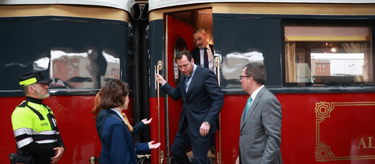 El ministro de Transporte y Movilidad, Óscar Puente, en uno de los trenes de lujo de Renfe.