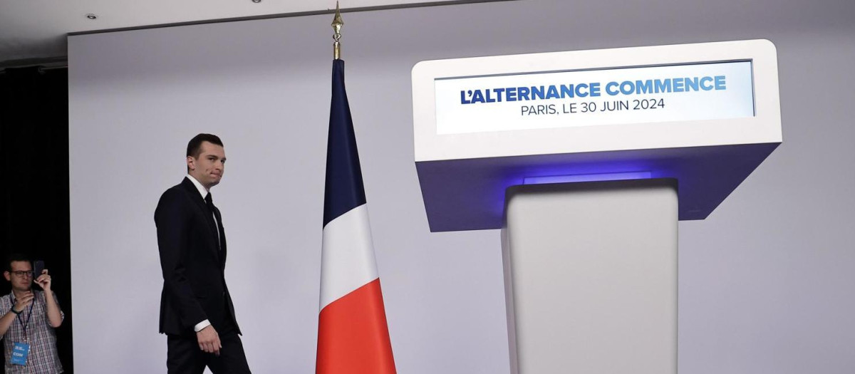 Paris (France), 30/06/2024.- President of French far-right party Rassemblement National (RN) Jordan Bardella attends to deliver a speech after the initial results of the first round of parliamentary elections in Paris, France, 30 June 2024. (Elecciones, Francia, Jordania) EFE/EPA/CHRISTOPHE PETIT TESSON