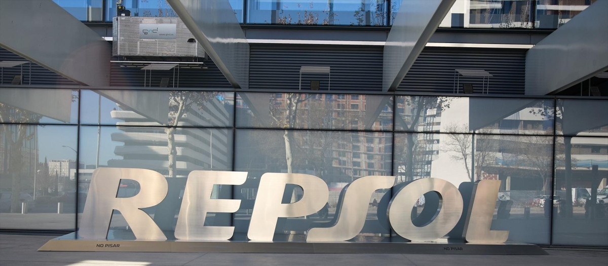 Fachada de la sede de Repsol, en Madrid.
