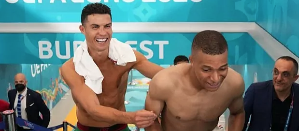 Cristiano Ronaldo bromea con Kylian Mbappé durante el Mundial de Qatar