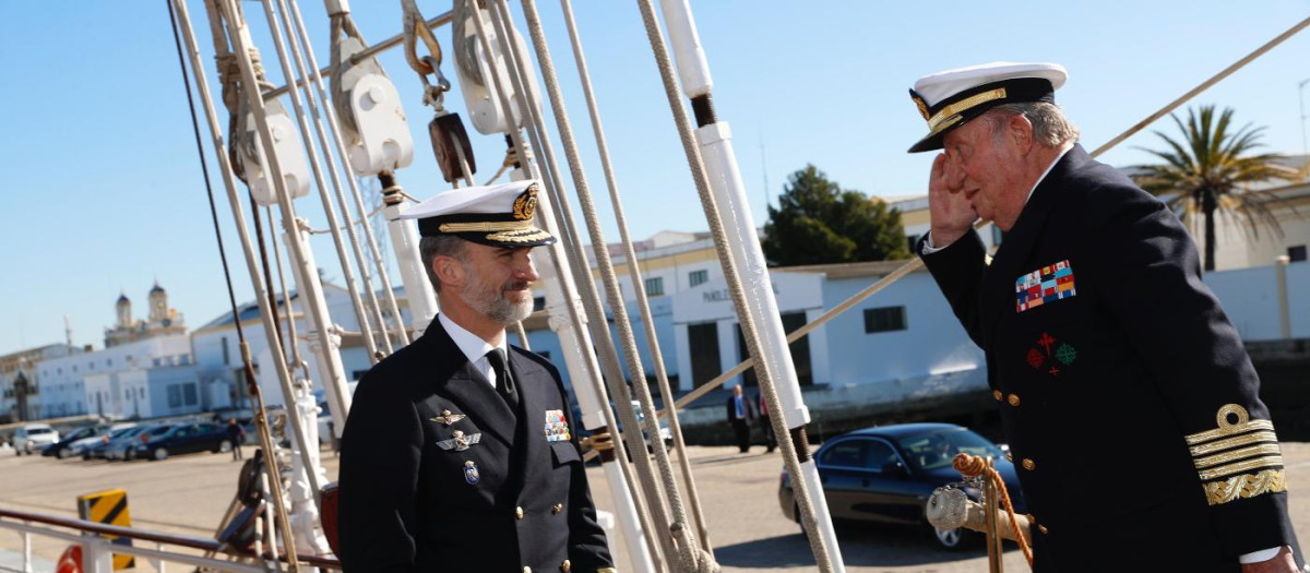 Don Juan Carlos saluda a Don Felipe en el buque Juan Sebastián de Elcano