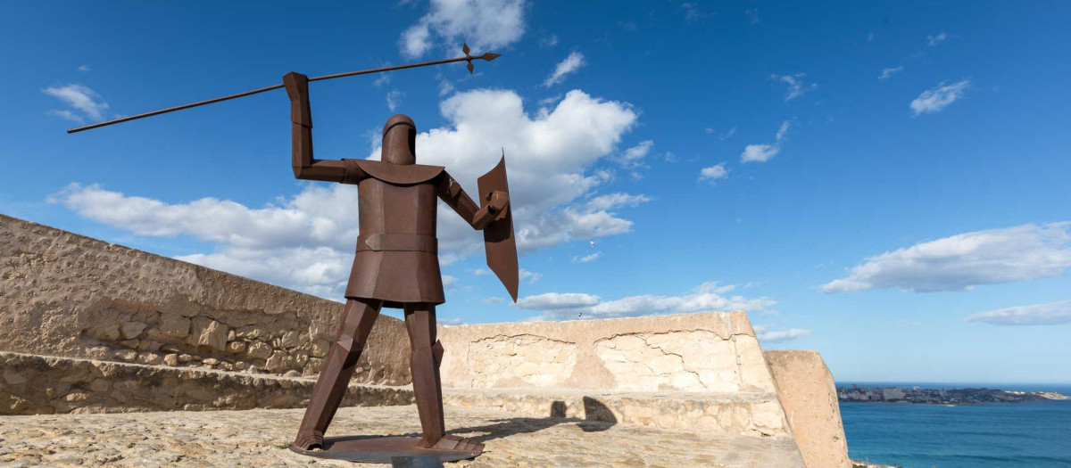 Estatua situada en el Castillo de Santa Bárbara