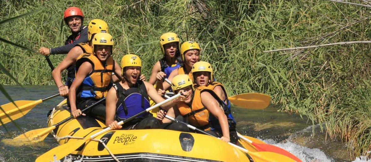 Imagen de un grupo haciendo piragüismo en un río de la Comunidad Valenciana