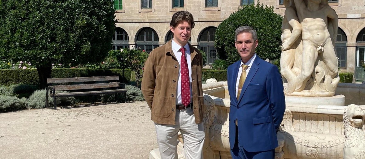 Los ponentes Álvaro Silva y Juan Carlos Castilla posan en el Centro Universitario
