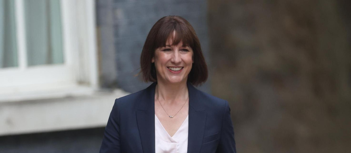 London (United Kingdom), 04/07/2024.- Rachel Reeves arrives at 10 Downing Street in London, Britain, 05 July 2024. Labour party leader Keir Starmer became the country's new prime minister on 05 July, after his party won a landslide victory in the general election. New prime minister Starmer will appoint his cabinet of the new government. Reeves is expected to become first female Chancellor of Exchequer. (deslizamiento de tierras, Reino Unido, Londres) EFE/EPA/ANDY RAIN