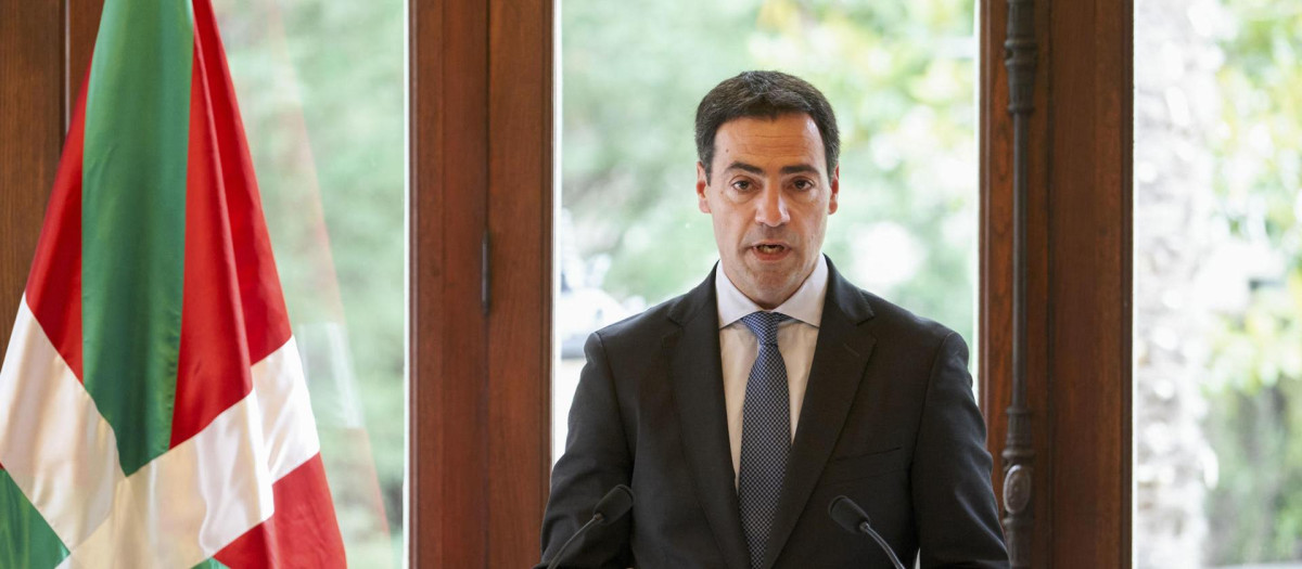El lendakari, Imanol Pradales, en una rueda de prensa en Vitoria