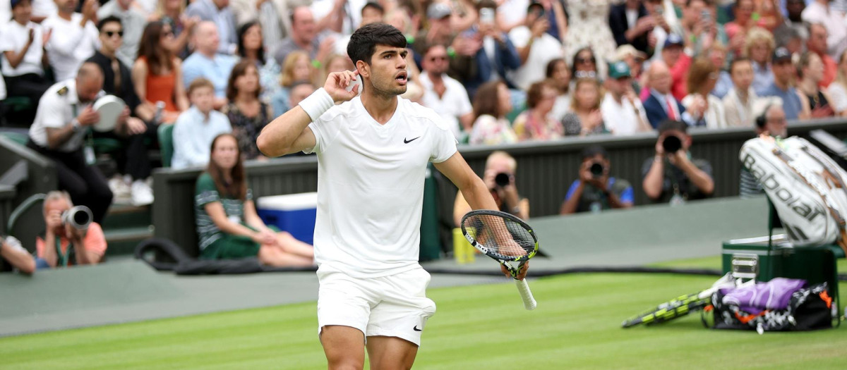 Carlos Alcaraz remonta ante Tiafoe y sigue vivo en Wimbledon