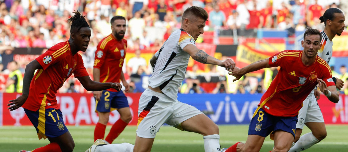 Los jugadores de España Nico Williams (i) y Fabián (d) presionan a Toni Kroos, de Alemania